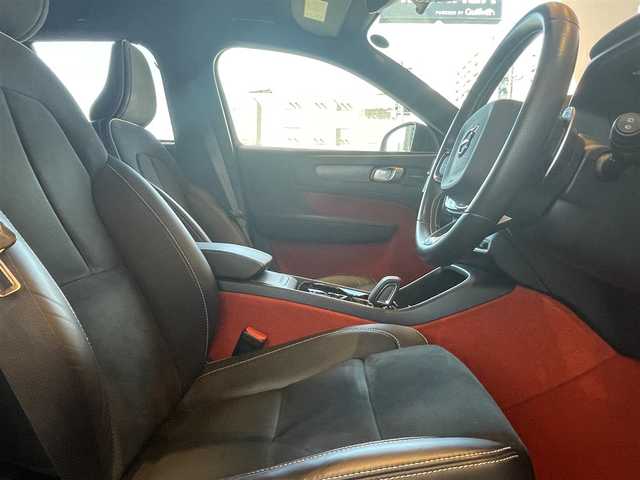 ボルボ ＸＣ４０ T4 AWD Rデザイン 高知県 2020(令2)年 4.9万km 白 ワンオーナー/純正HDDナビ/【BT/フルセグTV/Applecarplay】/ハーマンカードンスピーカー/全方位/フロント/両サイド/バックカメラ/純正ドライブレコーダー/クルーズコントロール(追従走行有り)/衝突被害軽減ブレーキ(プリクラッシュセーフティ：PCS)/パーキングサポートブレーキ/車線逸脱警報/車線逸脱制御/ブラインドスポットモニター(後側方車両検知警報：BSM)/ロードサインアシスト(標識読み取りディスプレイ：RSA)/横滑り防止/ルーフレール/ハーフレザーシート/ステアリングヒーター/シートヒーター【全席】/パワーシート(メモリ機能有り)/コーナー、バックセンサー/パワーバックドア/オートホールド/オートワイパー/オートライト/純正LEDライト/スマートキー/プッシュスタート/置くだけ充電/アイドリングストップ/純正アルミホイール 19インチ/フロアマット/スペアキー×1【スマートキー】/新車時整備手帳（保証書）/取扱説明書/記録簿有