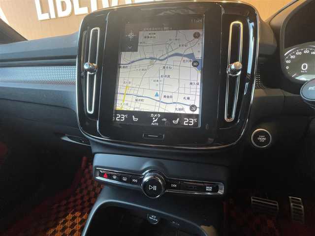 ボルボ ＸＣ４０ T4 AWD Rデザイン 高知県 2020(令2)年 4.9万km 白 ワンオーナー/純正HDDナビ/【BT/フルセグTV/Applecarplay】/ハーマンカードンスピーカー/全方位/フロント/両サイド/バックカメラ/純正ドライブレコーダー/クルーズコントロール(追従走行有り)/衝突被害軽減ブレーキ(プリクラッシュセーフティ：PCS)/パーキングサポートブレーキ/車線逸脱警報/車線逸脱制御/ブラインドスポットモニター(後側方車両検知警報：BSM)/ロードサインアシスト(標識読み取りディスプレイ：RSA)/横滑り防止/ルーフレール/ハーフレザーシート/ステアリングヒーター/シートヒーター【全席】/パワーシート(メモリ機能有り)/コーナー、バックセンサー/パワーバックドア/オートホールド/オートワイパー/オートライト/純正LEDライト/スマートキー/プッシュスタート/置くだけ充電/アイドリングストップ/純正アルミホイール 19インチ/フロアマット/スペアキー×1【スマートキー】/新車時整備手帳（保証書）/取扱説明書/記録簿有