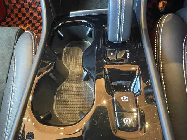 ボルボ ＸＣ４０ T4 AWD Rデザイン 高知県 2020(令2)年 4.9万km 白 ワンオーナー/純正HDDナビ/【BT/フルセグTV/Applecarplay】/ハーマンカードンスピーカー/全方位/フロント/両サイド/バックカメラ/純正ドライブレコーダー/クルーズコントロール(追従走行有り)/衝突被害軽減ブレーキ(プリクラッシュセーフティ：PCS)/パーキングサポートブレーキ/車線逸脱警報/車線逸脱制御/ブラインドスポットモニター(後側方車両検知警報：BSM)/ロードサインアシスト(標識読み取りディスプレイ：RSA)/横滑り防止/ルーフレール/ハーフレザーシート/ステアリングヒーター/シートヒーター【全席】/パワーシート(メモリ機能有り)/コーナー、バックセンサー/パワーバックドア/オートホールド/オートワイパー/オートライト/純正LEDライト/スマートキー/プッシュスタート/置くだけ充電/アイドリングストップ/純正アルミホイール 19インチ/フロアマット/スペアキー×1【スマートキー】/新車時整備手帳（保証書）/取扱説明書/記録簿有