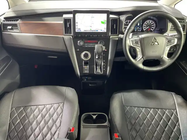 三菱 デリカＤ：５ ジャスパー 神奈川県 2023(令5)年 1.8万km ブラックダイヤモンド/グラファイトグレーメタリック 4WD/純正10.1インチSDナビ/AM　FM　フルセグ　DVD　CD　SD　MSV　USB　Bluetooth/マルチアラウンドモニター/両側パワースライドドア/e-Assist/ACC/専用ハーフレザーシート（合皮）/前席シートヒーター/運転席パワーシート/革巻きステアリング/ステアリングヒーター/ステアリングリモコン/AC100V電源/純正フロアマット/パワーバックドア/バーチャルマルチLEDヘッドライト/フォグランプ/専用18インチアルミホイール/ドアバイザー/衝突被害軽減ブレーキシステム/車線逸脱警報システム/オートマチックハイビーム/誤発進抑制機能（前進時）/スマートキー×2/専用フロントグリル/専用ポジションランプガーニッシュ/専用デカール