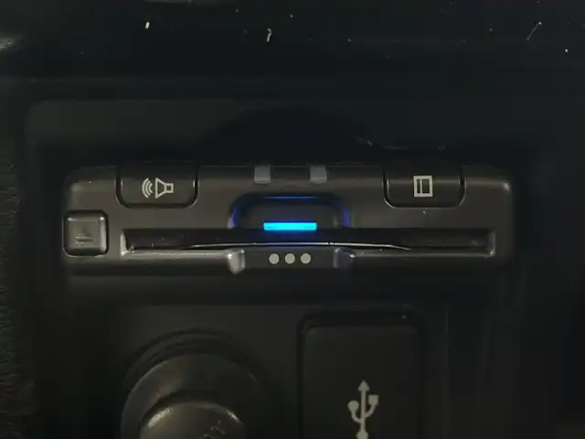 三菱 デリカＤ：５ ジャスパー 神奈川県 2023(令5)年 1.8万km ブラックダイヤモンド/グラファイトグレーメタリック 4WD/純正10.1インチSDナビ/AM　FM　フルセグ　DVD　CD　SD　MSV　USB　Bluetooth/マルチアラウンドモニター/両側パワースライドドア/e-Assist/ACC/専用ハーフレザーシート（合皮）/前席シートヒーター/運転席パワーシート/革巻きステアリング/ステアリングヒーター/ステアリングリモコン/AC100V電源/純正フロアマット/パワーバックドア/バーチャルマルチLEDヘッドライト/フォグランプ/専用18インチアルミホイール/ドアバイザー/衝突被害軽減ブレーキシステム/車線逸脱警報システム/オートマチックハイビーム/誤発進抑制機能（前進時）/スマートキー×2/専用フロントグリル/専用ポジションランプガーニッシュ/専用デカール