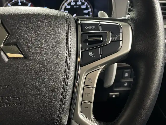 三菱 デリカＤ：５ ジャスパー 神奈川県 2023(令5)年 1.8万km ブラックダイヤモンド/グラファイトグレーメタリック 4WD/純正10.1インチSDナビ/AM　FM　フルセグ　DVD　CD　SD　MSV　USB　Bluetooth/マルチアラウンドモニター/両側パワースライドドア/e-Assist/ACC/専用ハーフレザーシート（合皮）/前席シートヒーター/運転席パワーシート/革巻きステアリング/ステアリングヒーター/ステアリングリモコン/AC100V電源/純正フロアマット/パワーバックドア/バーチャルマルチLEDヘッドライト/フォグランプ/専用18インチアルミホイール/ドアバイザー/衝突被害軽減ブレーキシステム/車線逸脱警報システム/オートマチックハイビーム/誤発進抑制機能（前進時）/スマートキー×2/専用フロントグリル/専用ポジションランプガーニッシュ/専用デカール