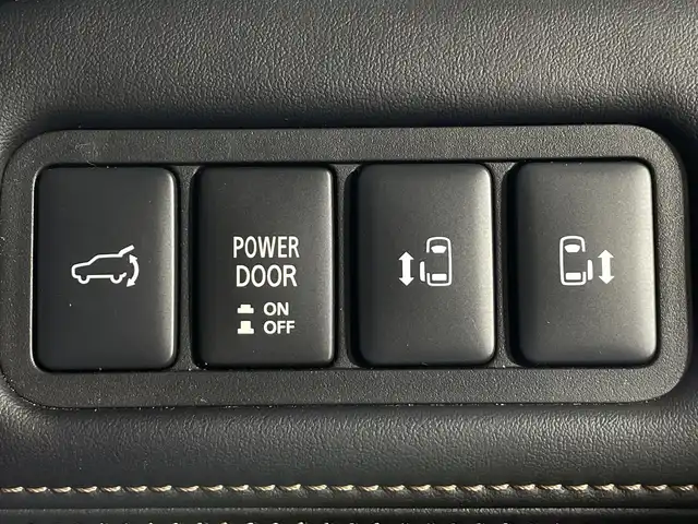 三菱 デリカＤ：５ ジャスパー 神奈川県 2023(令5)年 1.8万km ブラックダイヤモンド/グラファイトグレーメタリック 4WD/純正10.1インチSDナビ/AM　FM　フルセグ　DVD　CD　SD　MSV　USB　Bluetooth/マルチアラウンドモニター/両側パワースライドドア/e-Assist/ACC/専用ハーフレザーシート（合皮）/前席シートヒーター/運転席パワーシート/革巻きステアリング/ステアリングヒーター/ステアリングリモコン/AC100V電源/純正フロアマット/パワーバックドア/バーチャルマルチLEDヘッドライト/フォグランプ/専用18インチアルミホイール/ドアバイザー/衝突被害軽減ブレーキシステム/車線逸脱警報システム/オートマチックハイビーム/誤発進抑制機能（前進時）/スマートキー×2/専用フロントグリル/専用ポジションランプガーニッシュ/専用デカール