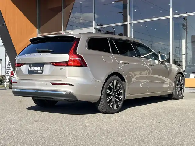 ボルボ Ｖ６０ アルティメット B4 岐阜県 2022(令4)年 0.5万km ゴールド リアシートヒーター/ステアリングホイールヒーター/ネットポケット（トンネルコンソール）/全車速追従機能ACC(アダプティブクルーズコントロール)/パイロット・アシスト（車線維持支援機能）/360度ビューカメラ/harman/kardon/ヘッドアップディスプレイ/ベンチレーション機能/電動リアゲート