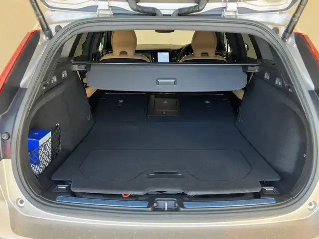 ボルボ Ｖ６０ アルティメット B4 岐阜県 2022(令4)年 0.5万km ゴールド リアシートヒーター/ステアリングホイールヒーター/ネットポケット（トンネルコンソール）/全車速追従機能ACC(アダプティブクルーズコントロール)/パイロット・アシスト（車線維持支援機能）/360度ビューカメラ/harman/kardon/ヘッドアップディスプレイ/ベンチレーション機能/電動リアゲート