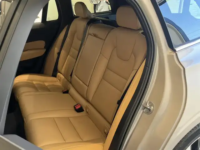 ボルボ Ｖ６０ アルティメット B4 岐阜県 2022(令4)年 0.5万km ゴールド リアシートヒーター/ステアリングホイールヒーター/ネットポケット（トンネルコンソール）/全車速追従機能ACC(アダプティブクルーズコントロール)/パイロット・アシスト（車線維持支援機能）/360度ビューカメラ/harman/kardon/ヘッドアップディスプレイ/ベンチレーション機能/電動リアゲート