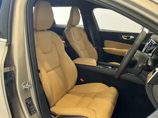 ボルボ Ｖ６０ アルティメット B4 岐阜県 2022(令4)年 0.5万km ゴールド リアシートヒーター/ステアリングホイールヒーター/ネットポケット（トンネルコンソール）/全車速追従機能ACC(アダプティブクルーズコントロール)/パイロット・アシスト（車線維持支援機能）/360度ビューカメラ/harman/kardon/ヘッドアップディスプレイ/ベンチレーション機能/電動リアゲート