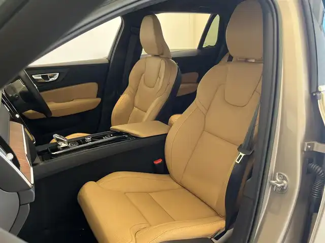 ボルボ Ｖ６０ アルティメット B4 岐阜県 2022(令4)年 0.5万km ゴールド リアシートヒーター/ステアリングホイールヒーター/ネットポケット（トンネルコンソール）/全車速追従機能ACC(アダプティブクルーズコントロール)/パイロット・アシスト（車線維持支援機能）/360度ビューカメラ/harman/kardon/ヘッドアップディスプレイ/ベンチレーション機能/電動リアゲート