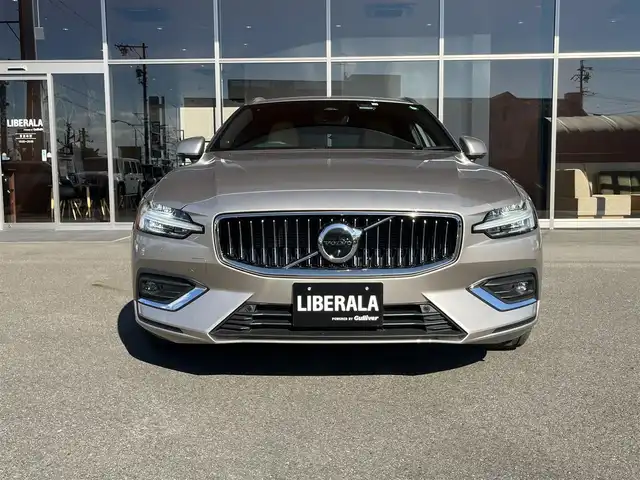 ボルボ Ｖ６０ アルティメット B4 岐阜県 2022(令4)年 0.5万km ゴールド リアシートヒーター/ステアリングホイールヒーター/ネットポケット（トンネルコンソール）/全車速追従機能ACC(アダプティブクルーズコントロール)/パイロット・アシスト（車線維持支援機能）/360度ビューカメラ/harman/kardon/ヘッドアップディスプレイ/ベンチレーション機能/電動リアゲート