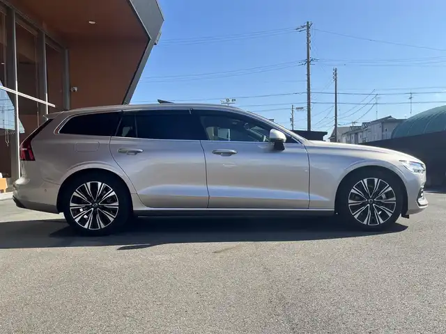 ボルボ Ｖ６０ アルティメット B4 岐阜県 2022(令4)年 0.5万km ゴールド リアシートヒーター/ステアリングホイールヒーター/ネットポケット（トンネルコンソール）/全車速追従機能ACC(アダプティブクルーズコントロール)/パイロット・アシスト（車線維持支援機能）/360度ビューカメラ/harman/kardon/ヘッドアップディスプレイ/ベンチレーション機能/電動リアゲート