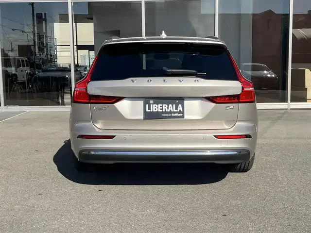 ボルボ Ｖ６０ アルティメット B4 岐阜県 2022(令4)年 0.5万km ゴールド リアシートヒーター/ステアリングホイールヒーター/ネットポケット（トンネルコンソール）/全車速追従機能ACC(アダプティブクルーズコントロール)/パイロット・アシスト（車線維持支援機能）/360度ビューカメラ/harman/kardon/ヘッドアップディスプレイ/ベンチレーション機能/電動リアゲート