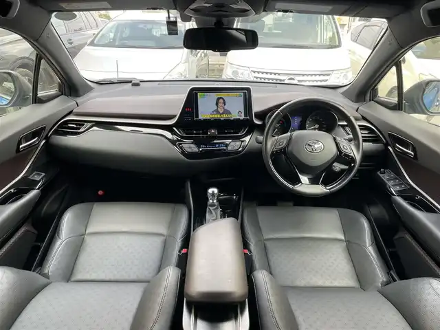 トヨタ Ｃ－ＨＲ G 東京都 2017(平29)年 3.2万km コバルトブルーメタリック 純正メモリナビ(NSZT-Y66T)/　(フルセグTV/Bluetooth/SD/DVD)/バックカメラ/ビルトインETC2.0/前後ドライブレコーダー/ブラックレザーシート/前席シートヒーター/TOYOTA Safety Sense P/・レーダークルーズ コントロール/・プリクラッシュセーフティ/・レーンディパーチャーアラート/・先行車発進告知機能/・オートマチックハイビーム/ブラインドスポットモニター/クリアランスソナー/横滑り防止機能/純正18インチアルミホイール/純正LEDヘッドライト/スマートキー/純正フロアマット/カーテンエアバック/スペアキー1本/保証書/取扱説明書