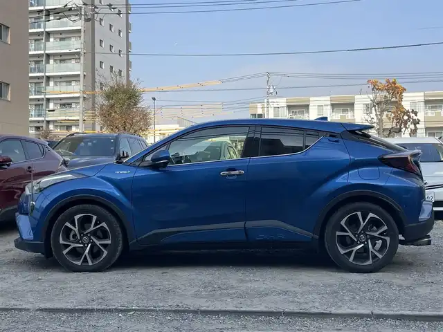 トヨタ Ｃ－ＨＲ G 東京都 2017(平29)年 3.2万km コバルトブルーメタリック 純正メモリナビ(NSZT-Y66T)/　(フルセグTV/Bluetooth/SD/DVD)/バックカメラ/ビルトインETC2.0/前後ドライブレコーダー/ブラックレザーシート/前席シートヒーター/TOYOTA Safety Sense P/・レーダークルーズ コントロール/・プリクラッシュセーフティ/・レーンディパーチャーアラート/・先行車発進告知機能/・オートマチックハイビーム/ブラインドスポットモニター/クリアランスソナー/横滑り防止機能/純正18インチアルミホイール/純正LEDヘッドライト/スマートキー/純正フロアマット/カーテンエアバック/スペアキー1本/保証書/取扱説明書