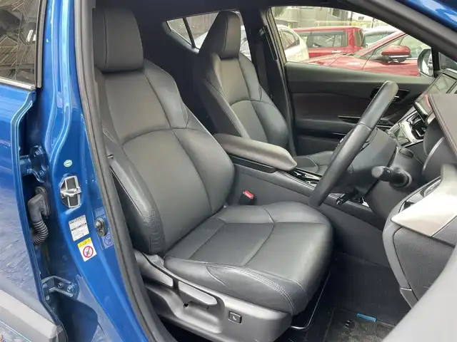 トヨタ Ｃ－ＨＲ G 東京都 2017(平29)年 3.2万km コバルトブルーメタリック 純正メモリナビ(NSZT-Y66T)/　(フルセグTV/Bluetooth/SD/DVD)/バックカメラ/ビルトインETC2.0/前後ドライブレコーダー/ブラックレザーシート/前席シートヒーター/TOYOTA Safety Sense P/・レーダークルーズ コントロール/・プリクラッシュセーフティ/・レーンディパーチャーアラート/・先行車発進告知機能/・オートマチックハイビーム/ブラインドスポットモニター/クリアランスソナー/横滑り防止機能/純正18インチアルミホイール/純正LEDヘッドライト/スマートキー/純正フロアマット/カーテンエアバック/スペアキー1本/保証書/取扱説明書