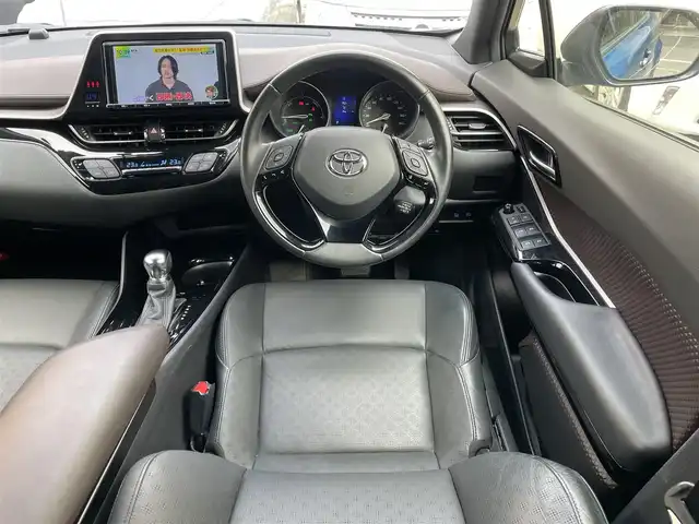 トヨタ Ｃ－ＨＲ G 東京都 2017(平29)年 3.2万km コバルトブルーメタリック 純正メモリナビ(NSZT-Y66T)/　(フルセグTV/Bluetooth/SD/DVD)/バックカメラ/ビルトインETC2.0/前後ドライブレコーダー/ブラックレザーシート/前席シートヒーター/TOYOTA Safety Sense P/・レーダークルーズ コントロール/・プリクラッシュセーフティ/・レーンディパーチャーアラート/・先行車発進告知機能/・オートマチックハイビーム/ブラインドスポットモニター/クリアランスソナー/横滑り防止機能/純正18インチアルミホイール/純正LEDヘッドライト/スマートキー/純正フロアマット/カーテンエアバック/スペアキー1本/保証書/取扱説明書