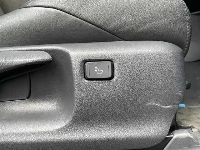 トヨタ Ｃ－ＨＲ G 東京都 2017(平29)年 3.2万km コバルトブルーメタリック 純正メモリナビ(NSZT-Y66T)/　(フルセグTV/Bluetooth/SD/DVD)/バックカメラ/ビルトインETC2.0/前後ドライブレコーダー/ブラックレザーシート/前席シートヒーター/TOYOTA Safety Sense P/・レーダークルーズ コントロール/・プリクラッシュセーフティ/・レーンディパーチャーアラート/・先行車発進告知機能/・オートマチックハイビーム/ブラインドスポットモニター/クリアランスソナー/横滑り防止機能/純正18インチアルミホイール/純正LEDヘッドライト/スマートキー/純正フロアマット/カーテンエアバック/スペアキー1本/保証書/取扱説明書