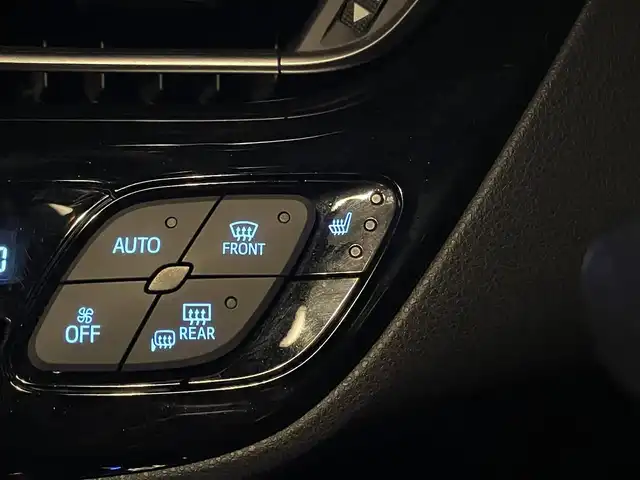 トヨタ Ｃ－ＨＲ G 東京都 2017(平29)年 3.2万km コバルトブルーメタリック 純正メモリナビ(NSZT-Y66T)/　(フルセグTV/Bluetooth/SD/DVD)/バックカメラ/ビルトインETC2.0/前後ドライブレコーダー/ブラックレザーシート/前席シートヒーター/TOYOTA Safety Sense P/・レーダークルーズ コントロール/・プリクラッシュセーフティ/・レーンディパーチャーアラート/・先行車発進告知機能/・オートマチックハイビーム/ブラインドスポットモニター/クリアランスソナー/横滑り防止機能/純正18インチアルミホイール/純正LEDヘッドライト/スマートキー/純正フロアマット/カーテンエアバック/スペアキー1本/保証書/取扱説明書