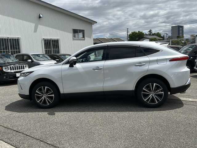 トヨタ ハリアー ハイブリッド G 富山県 2023(令5)年 2.9万km プラチナホワイトパールマイカ ワンオーナー/スマートキー/ハーフレザーシート/ディスプレイオーディオ/フルセグTV/4WD/衝突安全ブレーキ/Bluetooth/ビルトインETC2.0/バックカメラ/純正18インチAW/ACC/LEDヘッドライト/フォグランプ/純正フロアマット/ドアバイザー/横滑り防止装置/電動Pブレーキ/電動格納ウィンカーミラー/パワーバックドア/オートハイビーム/レーントレースアシスト/ブラインドスポットモニター/保証書/取扱説明書/ナビ取扱説明書/スペアキー（スマートキー）