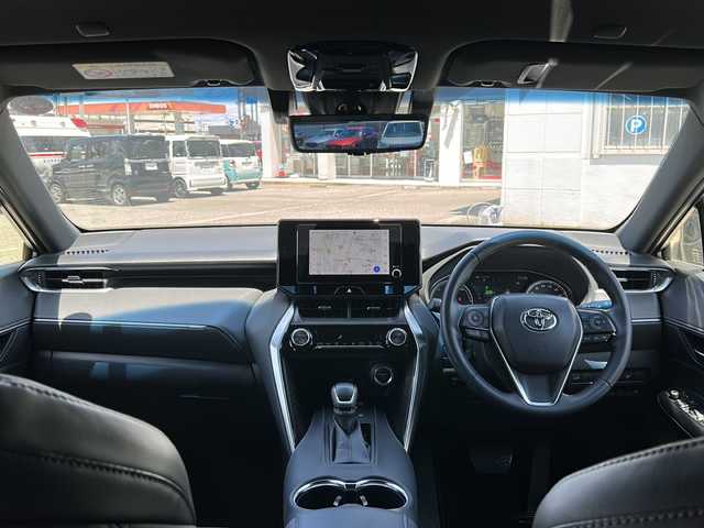 トヨタ ハリアー ハイブリッド G 富山県 2023(令5)年 2.9万km プラチナホワイトパールマイカ ワンオーナー/スマートキー/ハーフレザーシート/ディスプレイオーディオ/フルセグTV/4WD/衝突安全ブレーキ/Bluetooth/ビルトインETC2.0/バックカメラ/純正18インチAW/ACC/LEDヘッドライト/フォグランプ/純正フロアマット/ドアバイザー/横滑り防止装置/電動Pブレーキ/電動格納ウィンカーミラー/パワーバックドア/オートハイビーム/レーントレースアシスト/ブラインドスポットモニター/保証書/取扱説明書/ナビ取扱説明書/スペアキー（スマートキー）