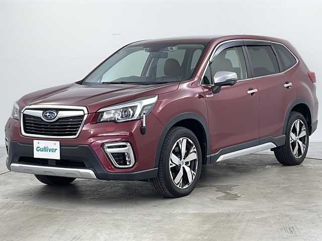スバル フォレスター ハイブリッド アドバンス 道央・札幌 2018(平30)年 1.9万km クリムゾンレッドP ・4WD/・純正SDナビ/ (CD/DVD/BT/SD)/・フルセグTV/・バックカメラ/・サイドカメラ/・フロントカメラ/・アイサイトver3/　衝突軽減ブレーキ/　車線逸脱防止/　誤発進抑制(前後)/　全車速追従クルーズコントロール/　先行車発進お知らせ/・X-MODE/・全席シートヒーター /・前席パワーシート/・運転席メモリ付きパワーシート/・ブラウンレザーシート/・メモリ付きパワーバックドア /・ブラインドスポットモニター/・ETC/・革巻きステアリング/・パドルシフト/・ステアリングヒーター/・純正ドライブレコーダー/・純正デジタルインナーミラー/・純正ラバーフロアマット/・純正ドアバイザー/・純正18インチアルミホイール/・オートライト/・LEDヘッドライト/・フォグランプ/・リアフォグランプ/・スペアキー/・取扱説明書