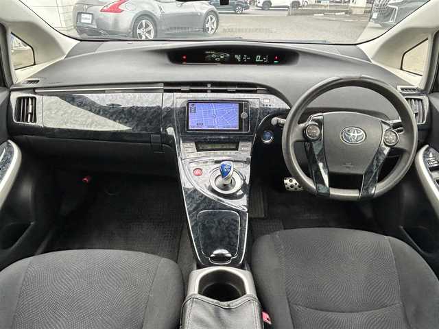 トヨタ プリウス S 広島県 2013(平25)年 15.4万km ブラック 純正ナビ/「CD/DVD/Bluetooth」/バックカメラ/ETC/一時停止案内/HIDヘッドライト/フォグライト/オートライト/プッシュスタート/純正15インチAW/純正フロアマット/保証書