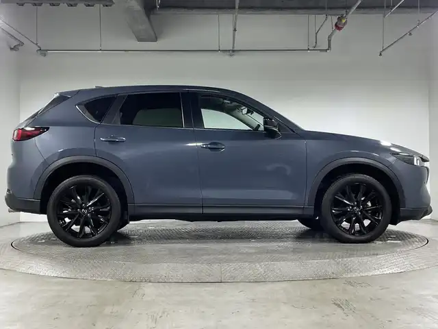 マツダ ＣＸ－５ XD ブラックトーンエディション 神奈川県 2022(令4)年 2.2万km ポリメタルグレーM ディーゼルターボ/マツダコネクトSDナビゲーション/フルセグ　Bluetooth　USB　/360度ビューカメラ/ヘッドアップディスプレイ/パワーバックドア/i-ACTIVSENSE/アドバンスドスマートシティブレーキサポート/スマートブレーキサポート/マツダレーダークルーズコントロール/AT誤発進抑制制御/車線逸脱警報システム/レーンキープアシストシステム/アダブティブLEDヘッドライト/ドライバーアテンションアラート/ブラインドスポットモニタリング/交通標識認識システム/リアクロストラフィックアラート/アイドリングストップ/前後ソナー/ハーフレザーシート/運転席パワーシート/ポジションメモリー/前席シートヒーター/革巻きステアリング/パドルシフト/ステアリングスイッチ/社外前方ドライブレコーダー/社外ETC/電動パーキングブレーキ/オートブレーキホールド/プッシュスタート/スマートキー/オートライト/フロントフォグランプ/純正19インチアルミホイール/純正リアスポイラー/取説　保証書　スペアキー
