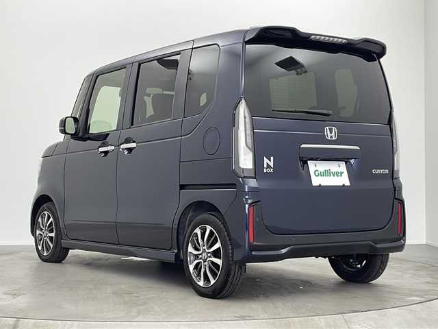ホンダ Ｎ ＢＯＸ カスタム 大阪府 2024(令6)年 0.1万km ミッドナイトブルービームM 禁煙車/純正9型ナビ/（BT/CD/DVD/AppleCarPlay/AndroidAuto/フルセグ）/片側電動スライドドア/前方ドライブレコーダー/バックカメラ/ETC/ホンダセンシング/・衝突軽減ブレーキ（CMBS）/・誤発進抑制機能（前方・後方）/・歩行者事故低減ステアリング/・路外逸脱抑制機能/・アダプティブクルーズコントロール（ACC）/・車線維持支援システム（LKAS）/・先行車発進お知らせ機能/・標識認識機能/・オートハイビーム/電動パーキング/オートホールド/オートエアコン/USB（Type-A/Type-C）/サンシェード/オートリトラミラー/D/N席シートヒーター/スマートキー/スペアキー/オートライト/LEDヘッドライト