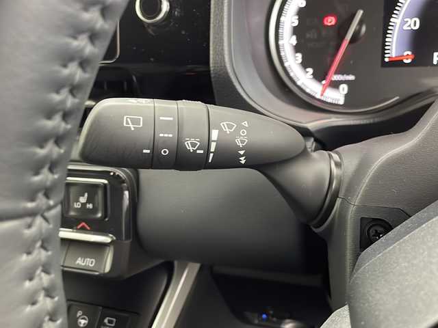 トヨタ ヴォクシー S－Z 千葉県 2024(令6)年 0.7万km ホワイトパールクリスタルシャイン 禁煙車/純正8インチディスプレイオーディオ（コネクティットナビ対応）/フルセグTV　Bluetooth　CD/バックカメラ/全方位カメラ/両側パワースライドドア/ビルトインETC2.0/オートライト/オートハイビーム/LEDヘッドライト/トヨタセーフティセンス/・レーンディパーチャーアラート/・ブラインドスポットモニター/・プリクラッシュセーフティ/・プロアクティブドライビングアシスト/・パーキングサポートブレーキ/・ロードサインアシスト/・レーダークルーズコントロール/コーナーセンサー/電子パーキング/ブレーキホールド/シートヒーター/ハンドルヒーター/パワーバックドア/オートリトラミラー/USB　タイプC　HDMI/純正アルミホイール/純正フロアマット/スマートキー