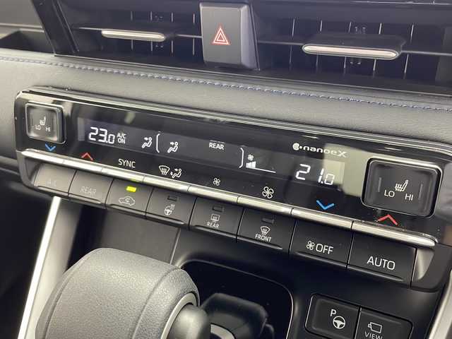 トヨタ ヴォクシー S－Z 千葉県 2024(令6)年 0.7万km ホワイトパールクリスタルシャイン 禁煙車/純正8インチディスプレイオーディオ（コネクティットナビ対応）/フルセグTV　Bluetooth　CD/バックカメラ/全方位カメラ/両側パワースライドドア/ビルトインETC2.0/オートライト/オートハイビーム/LEDヘッドライト/トヨタセーフティセンス/・レーンディパーチャーアラート/・ブラインドスポットモニター/・プリクラッシュセーフティ/・プロアクティブドライビングアシスト/・パーキングサポートブレーキ/・ロードサインアシスト/・レーダークルーズコントロール/コーナーセンサー/電子パーキング/ブレーキホールド/シートヒーター/ハンドルヒーター/パワーバックドア/オートリトラミラー/USB　タイプC　HDMI/純正アルミホイール/純正フロアマット/スマートキー