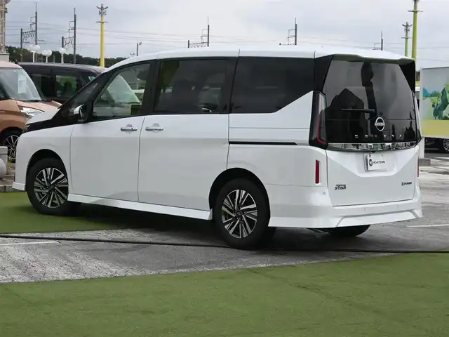 日産 セレナ e－パワー ハイウェイスター V 千葉県 2025(令7)年 0.1千km プリズムホワイト e-POWER　ハイウエイスターV　ヘッドランプ オートレベライザー+アダプティブLEDヘッドライトシステム+インテリジェント アラウンドビューモニター（移動物 検知機能付）+インテリジェント ルームミラー+アドバンスドドライブアシストディスプレイ（12.3インチカラーディスプレイ）+統合型インターフェースディスプレイ+ワイヤレス充電器+6スピーカー+NissanConnectナビゲーションシステム（地デジ内蔵）+車載通信ユニット（TCU［Telematics Control Unit］）+ETC2.0ユニット（ビルトインタイプ）+ドライブレコーダー（前後セット）+プロパイロット（ナビリンク機能付）+プロパイロット緊急停止支援システム（SOSコール機能付）+SOSコール（488/400円）後席専用モニターHDMI NissanConnectナビ付車用(125400円)/エマージェンシーブレーキ/プロパイロット/インテリジェントクルーズコントロール/インテリジェントルームミラー/ハンズフリー両側パワースライドドア/ワイヤレス充電/純正コネクトナビ/地デジTV/【Bluetooth接続】/アラウンドビューモニター/フリップダウンモニター/ドライブレコーダー/ETC（2.0）