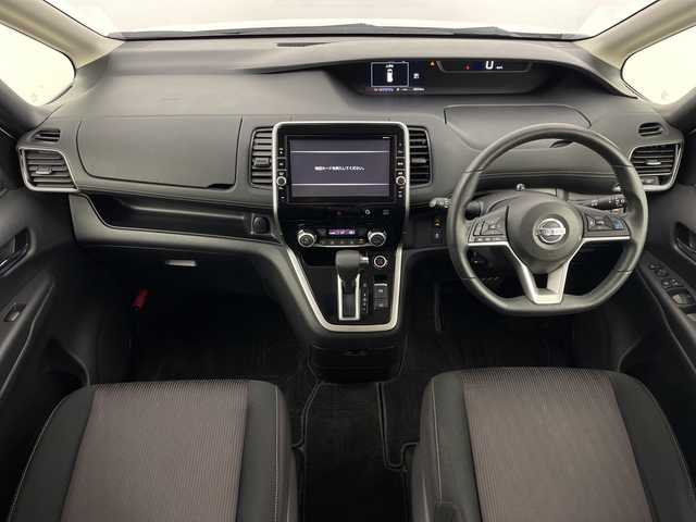 日産 セレナ ハイウェイスター 鹿児島県 2017(平29)年 6.7万km ブリリアントホワイトパール 純正9インチナビ/（AM/FM/CD/DVD/フルセグ/Bluetooth）/フリップダウンモニター/プロパイロット/アラウンドビューモニター/両側パワースライドドア/エマージェンシーブレーキ/デジタルインナーミラー/ドライブレコーダー/ビルトインETC/ステアリングリモコン/オートホールド/パーキングアシスト/純正フロアマット/ドアバイザー/スマートキー/LEDヘッドライト