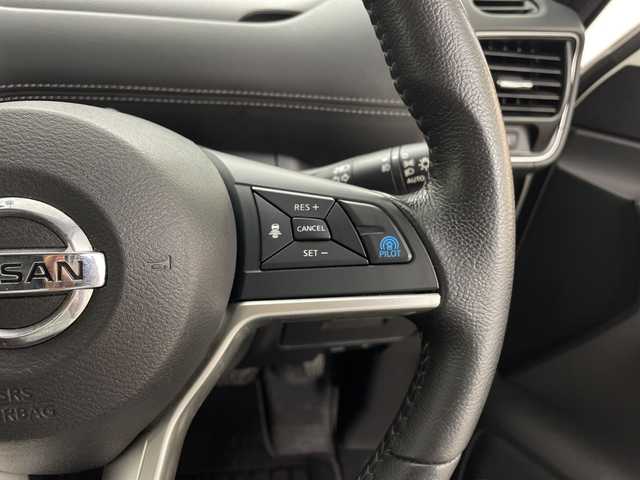 日産 セレナ ハイウェイスター 鹿児島県 2017(平29)年 6.7万km ブリリアントホワイトパール 純正9インチナビ/（AM/FM/CD/DVD/フルセグ/Bluetooth）/フリップダウンモニター/プロパイロット/アラウンドビューモニター/両側パワースライドドア/エマージェンシーブレーキ/デジタルインナーミラー/ドライブレコーダー/ビルトインETC/ステアリングリモコン/オートホールド/パーキングアシスト/純正フロアマット/ドアバイザー/スマートキー/LEDヘッドライト