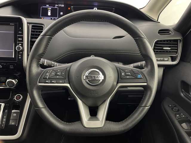 日産 セレナ ハイウェイスター 鹿児島県 2017(平29)年 6.7万km ブリリアントホワイトパール 純正9インチナビ/（AM/FM/CD/DVD/フルセグ/Bluetooth）/フリップダウンモニター/プロパイロット/アラウンドビューモニター/両側パワースライドドア/エマージェンシーブレーキ/デジタルインナーミラー/ドライブレコーダー/ビルトインETC/ステアリングリモコン/オートホールド/パーキングアシスト/純正フロアマット/ドアバイザー/スマートキー/LEDヘッドライト