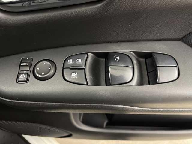 日産 セレナ ハイウェイスター 鹿児島県 2017(平29)年 6.7万km ブリリアントホワイトパール 純正9インチナビ/（AM/FM/CD/DVD/フルセグ/Bluetooth）/フリップダウンモニター/プロパイロット/アラウンドビューモニター/両側パワースライドドア/エマージェンシーブレーキ/デジタルインナーミラー/ドライブレコーダー/ビルトインETC/ステアリングリモコン/オートホールド/パーキングアシスト/純正フロアマット/ドアバイザー/スマートキー/LEDヘッドライト