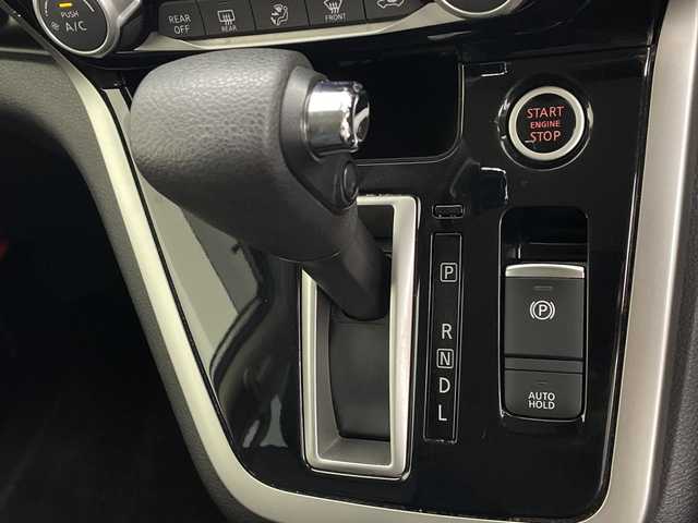 日産 セレナ ハイウェイスター 鹿児島県 2017(平29)年 6.7万km ブリリアントホワイトパール 純正9インチナビ/（AM/FM/CD/DVD/フルセグ/Bluetooth）/フリップダウンモニター/プロパイロット/アラウンドビューモニター/両側パワースライドドア/エマージェンシーブレーキ/デジタルインナーミラー/ドライブレコーダー/ビルトインETC/ステアリングリモコン/オートホールド/パーキングアシスト/純正フロアマット/ドアバイザー/スマートキー/LEDヘッドライト