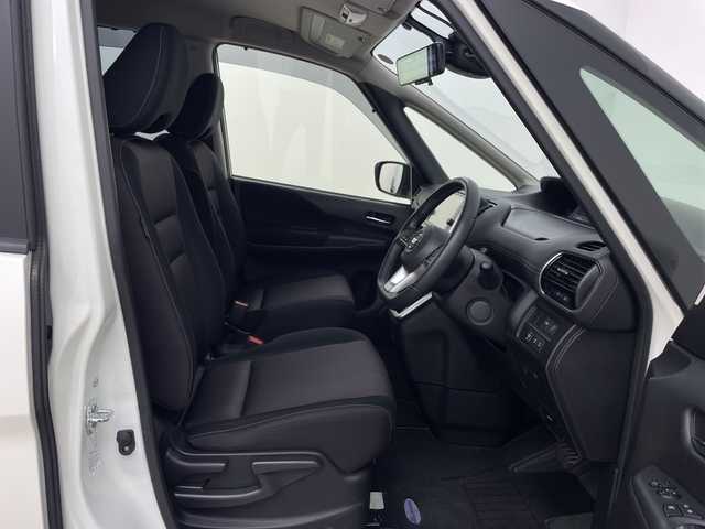 日産 セレナ ハイウェイスター 鹿児島県 2017(平29)年 6.7万km ブリリアントホワイトパール 純正9インチナビ/（AM/FM/CD/DVD/フルセグ/Bluetooth）/フリップダウンモニター/プロパイロット/アラウンドビューモニター/両側パワースライドドア/エマージェンシーブレーキ/デジタルインナーミラー/ドライブレコーダー/ビルトインETC/ステアリングリモコン/オートホールド/パーキングアシスト/純正フロアマット/ドアバイザー/スマートキー/LEDヘッドライト