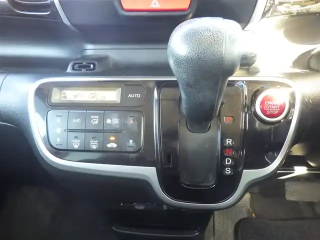 ホンダ Ｎ ＢＯＸ カスタム G ターボ Lパッケージ 千葉県 2016(平28)年 5.6万km スマートブラック 両側パワースライドドア/純正メモリーナビ/ワンセグTV/【CD再生機能　Bluetooth接続】/バックカメラ/ドライブレコーダー/ハーフレザーシート/革巻きステアリング/パドルシフト/ETC/HIDヘッドライト/ウインカーミラー/社外15インチアルミホイル/Honda スマートキー