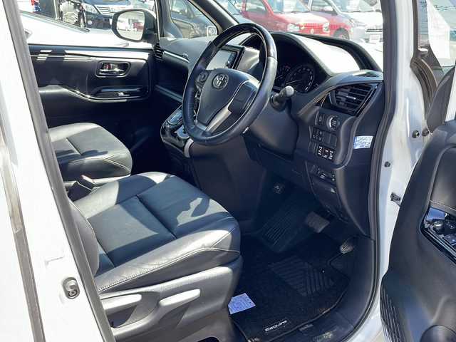 トヨタ エスクァイア Gi 道北・旭川 2018(平30)年 6万km ホワイトパールクリスタルシャイン 4WD/禁煙車/純正ナビ(CD/DVD/BT/TV)/バックカメラ/両側パワースライドドア/ETC/ドライブレコーダー/レザーシート/シートヒーター /アイドリングストップ/衝突軽減ブレーキ/レーンキープ /オートハイビーム/オートライト/LED/ウィンカーミラー/フォグランプ/LEDヘッドライト/クルーズコントロール/純正フロアマット/ドアバイザー/保証書、取説
