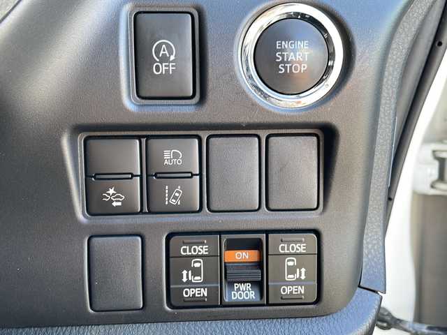 トヨタ エスクァイア Gi 道北・旭川 2018(平30)年 6万km ホワイトパールクリスタルシャイン 4WD/禁煙車/純正ナビ(CD/DVD/BT/TV)/バックカメラ/両側パワースライドドア/ETC/ドライブレコーダー/レザーシート/シートヒーター /アイドリングストップ/衝突軽減ブレーキ/レーンキープ /オートハイビーム/オートライト/LED/ウィンカーミラー/フォグランプ/LEDヘッドライト/クルーズコントロール/純正フロアマット/ドアバイザー/保証書、取説