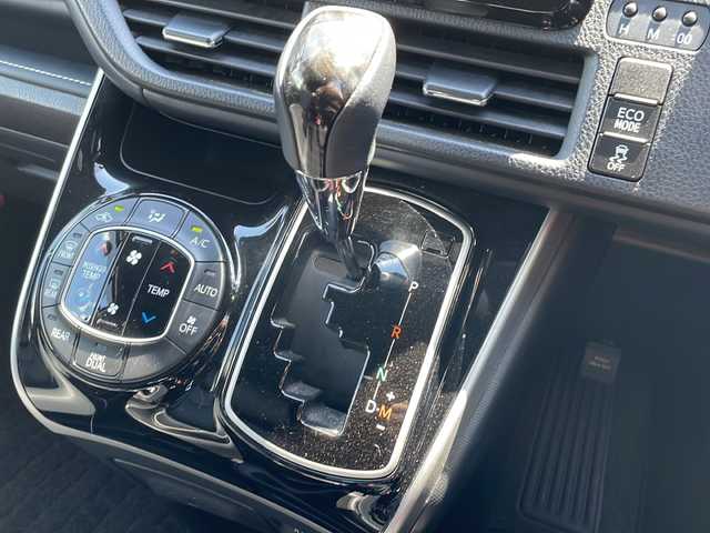 トヨタ エスクァイア Gi 道北・旭川 2018(平30)年 6万km ホワイトパールクリスタルシャイン 4WD/禁煙車/純正ナビ(CD/DVD/BT/TV)/バックカメラ/両側パワースライドドア/ETC/ドライブレコーダー/レザーシート/シートヒーター /アイドリングストップ/衝突軽減ブレーキ/レーンキープ /オートハイビーム/オートライト/LED/ウィンカーミラー/フォグランプ/LEDヘッドライト/クルーズコントロール/純正フロアマット/ドアバイザー/保証書、取説