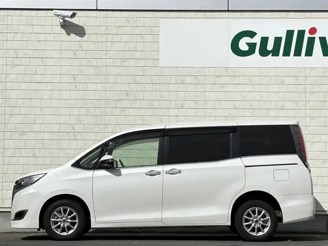 トヨタ エスクァイア Gi 岩手県 2018(平30)年 6万km ホワイトパールクリスタルシャイン 4WD/禁煙車/純正ナビ(CD/DVD/BT/TV)/バックカメラ/両側パワースライドドア/ETC/ドライブレコーダー/レザーシート/シートヒーター /アイドリングストップ/衝突軽減ブレーキ/レーンキープ /オートハイビーム/オートライト/LED/ウィンカーミラー/フォグランプ/LEDヘッドライト/クルーズコントロール/純正フロアマット/ドアバイザー/保証書、取説