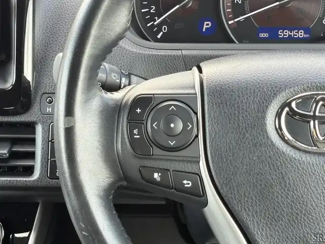 トヨタ エスクァイア Gi 岩手県 2018(平30)年 6万km ホワイトパールクリスタルシャイン 4WD/禁煙車/純正ナビ(CD/DVD/BT/TV)/バックカメラ/両側パワースライドドア/ETC/ドライブレコーダー/レザーシート/シートヒーター /アイドリングストップ/衝突軽減ブレーキ/レーンキープ /オートハイビーム/オートライト/LED/ウィンカーミラー/フォグランプ/LEDヘッドライト/クルーズコントロール/純正フロアマット/ドアバイザー/保証書、取説