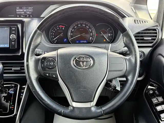 トヨタ エスクァイア Gi 岩手県 2018(平30)年 6万km ホワイトパールクリスタルシャイン 4WD/禁煙車/純正ナビ(CD/DVD/BT/TV)/バックカメラ/両側パワースライドドア/ETC/ドライブレコーダー/レザーシート/シートヒーター /アイドリングストップ/衝突軽減ブレーキ/レーンキープ /オートハイビーム/オートライト/LED/ウィンカーミラー/フォグランプ/LEDヘッドライト/クルーズコントロール/純正フロアマット/ドアバイザー/保証書、取説