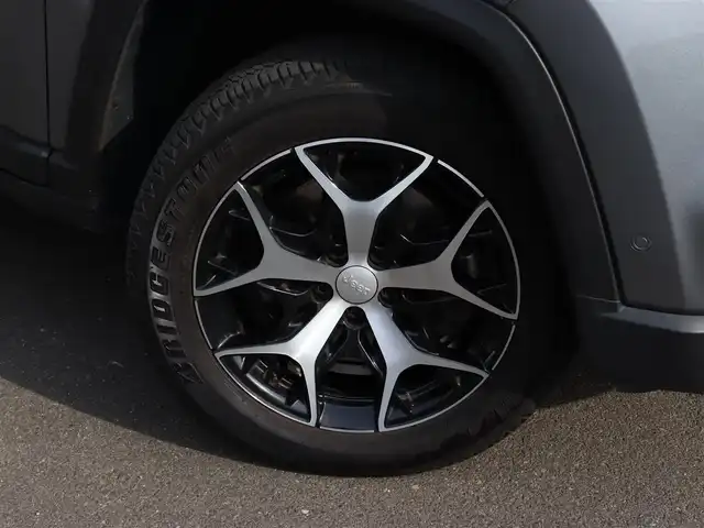 クライスラー・ジープ ジープ コマンダー リミテッド 宮城県 2023(令5)年 3.4万km グレー アダプティブクルーズコントロール/ブラインドスポットモニター/レーンキープアシスト/パーキングアシスト/ワイヤレスチャージャー/フルセグTV/フットオープナー/パワーリアゲート/パワーシート/シートヒーター/ステアリングヒーター/純正ナビ(BT/USB/CarPlay)/360°カメラ/サイドミラーヒーター/純正18AW/ETC2.0/ＬＥＤヘッドライト/オートハイビーム/アイドリングストップ/キーレスエントリーアンドゴー