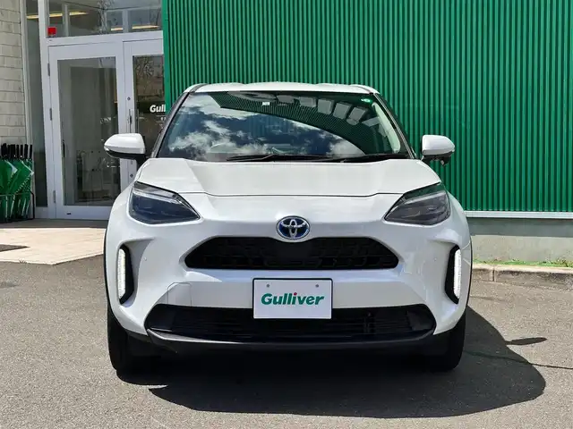 トヨタ ヤリスクロス ハイブリッド Z 宮城県 2022(令4)年 2.9万km プラチナホワイトパールマイカ ブラインドスポットモニター/リアクロストラフィックオートブレーキ/＝＝＝/セーフティセンス/・プリクラッシュセーフティ/・レーントレーシングアシスト/・レーダークルーズコントロール/・オートマチックハイビーム/・ロードサインアシスト/先行車発進告知機能/セカンダリーコリジョンブレーキ/パーキングサポートブレーキ（前後方静止物）/8インチディスプレイオーディオ/・ナビ付/・Bluetooth/・AppleCarPlay/AndroidAuto/バックカメラ/ビルトインETC/ドライブレコーダー/ハーフレザーシート/シートヒーター/ステアリングヒーター/パワーシート/LEDヘッドランプ/オートライト/革巻きステアリング/ステアリングスイッチ/電動パーキングブレーキ/ブレーキホールド/電動格納ミラー/純正18インチAW/純正フロアマット/純正ドアバイザー/W/サイド/カーテンエアバッグ