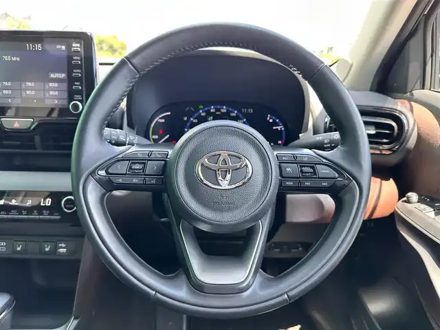 トヨタ ヤリスクロス ハイブリッド Z 宮城県 2022(令4)年 2.9万km プラチナホワイトパールマイカ ブラインドスポットモニター/リアクロストラフィックオートブレーキ/＝＝＝/セーフティセンス/・プリクラッシュセーフティ/・レーントレーシングアシスト/・レーダークルーズコントロール/・オートマチックハイビーム/・ロードサインアシスト/先行車発進告知機能/セカンダリーコリジョンブレーキ/パーキングサポートブレーキ（前後方静止物）/8インチディスプレイオーディオ/・ナビ付/・Bluetooth/・AppleCarPlay/AndroidAuto/バックカメラ/ビルトインETC/ドライブレコーダー/ハーフレザーシート/シートヒーター/ステアリングヒーター/パワーシート/LEDヘッドランプ/オートライト/革巻きステアリング/ステアリングスイッチ/電動パーキングブレーキ/ブレーキホールド/電動格納ミラー/純正18インチAW/純正フロアマット/純正ドアバイザー/W/サイド/カーテンエアバッグ