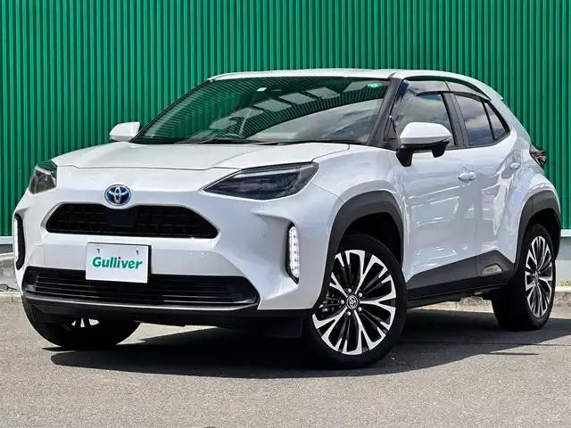 トヨタ ヤリスクロス ハイブリッド Z 宮城県 2022(令4)年 2.9万km プラチナホワイトパールマイカ ブラインドスポットモニター/リアクロストラフィックオートブレーキ/＝＝＝/セーフティセンス/・プリクラッシュセーフティ/・レーントレーシングアシスト/・レーダークルーズコントロール/・オートマチックハイビーム/・ロードサインアシスト/先行車発進告知機能/セカンダリーコリジョンブレーキ/パーキングサポートブレーキ（前後方静止物）/8インチディスプレイオーディオ/・ナビ付/・Bluetooth/・AppleCarPlay/AndroidAuto/バックカメラ/ビルトインETC/ドライブレコーダー/ハーフレザーシート/シートヒーター/ステアリングヒーター/パワーシート/LEDヘッドランプ/オートライト/革巻きステアリング/ステアリングスイッチ/電動パーキングブレーキ/ブレーキホールド/電動格納ミラー/純正18インチAW/純正フロアマット/純正ドアバイザー/W/サイド/カーテンエアバッグ