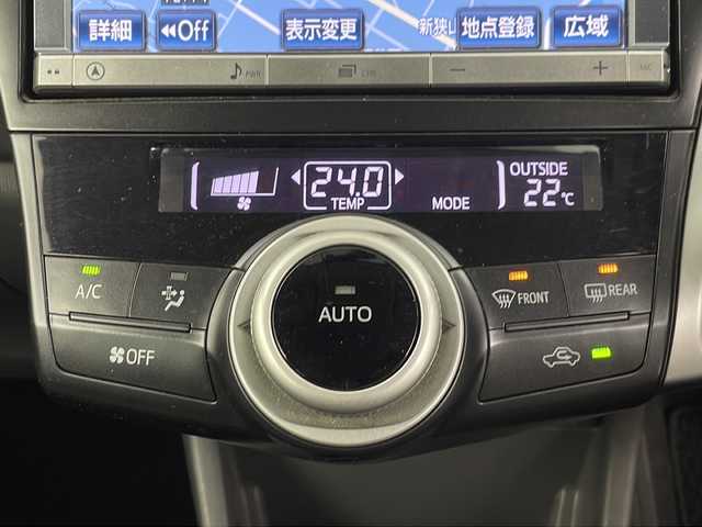 トヨタ プリウス α S 埼玉県 2013(平25)年 2.4万km シルバーM 純正ＨＤＤナビ　/　AM／FM/CD／DVD／Bluetooth　/バックカメラ　/ビルトインＥＴＣ　/ドライブレコーダー　/純正１６インチアルミホイール　/純正フロアマット　/フォグランプ　/オートライト　/ウィンカーミラー/プッシュスタート/スマートキー/ドアバイザー