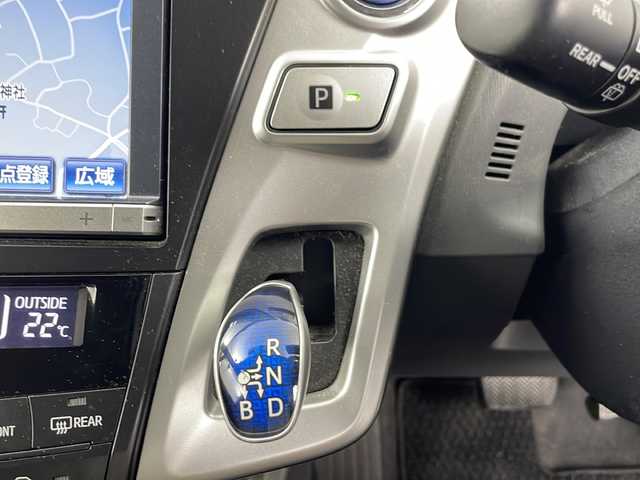 トヨタ プリウス α S 埼玉県 2013(平25)年 2.4万km シルバーM 純正ＨＤＤナビ　/　AM／FM/CD／DVD／Bluetooth　/バックカメラ　/ビルトインＥＴＣ　/ドライブレコーダー　/純正１６インチアルミホイール　/純正フロアマット　/フォグランプ　/オートライト　/ウィンカーミラー/プッシュスタート/スマートキー/ドアバイザー