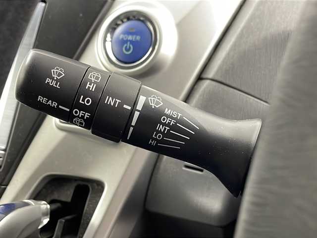 トヨタ プリウス α S 埼玉県 2013(平25)年 2.4万km シルバーM 純正ＨＤＤナビ　/　AM／FM/CD／DVD／Bluetooth　/バックカメラ　/ビルトインＥＴＣ　/ドライブレコーダー　/純正１６インチアルミホイール　/純正フロアマット　/フォグランプ　/オートライト　/ウィンカーミラー/プッシュスタート/スマートキー/ドアバイザー